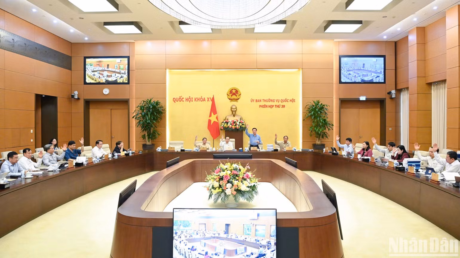 Ủy ban Thường vụ Quốc hội tiến hành biểu quyết. (Ảnh: DUY LINH)