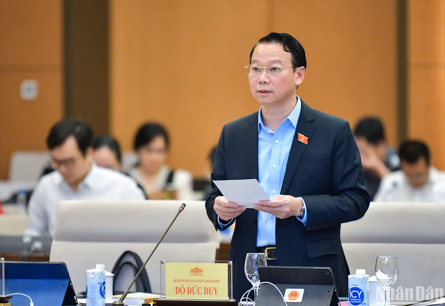 Bộ trưởng Tài nguyên và Môi trường Đỗ Đức Duy trình bày Tờ trình dự thảo Nghị quyết. (Ảnh: DUY LINH)