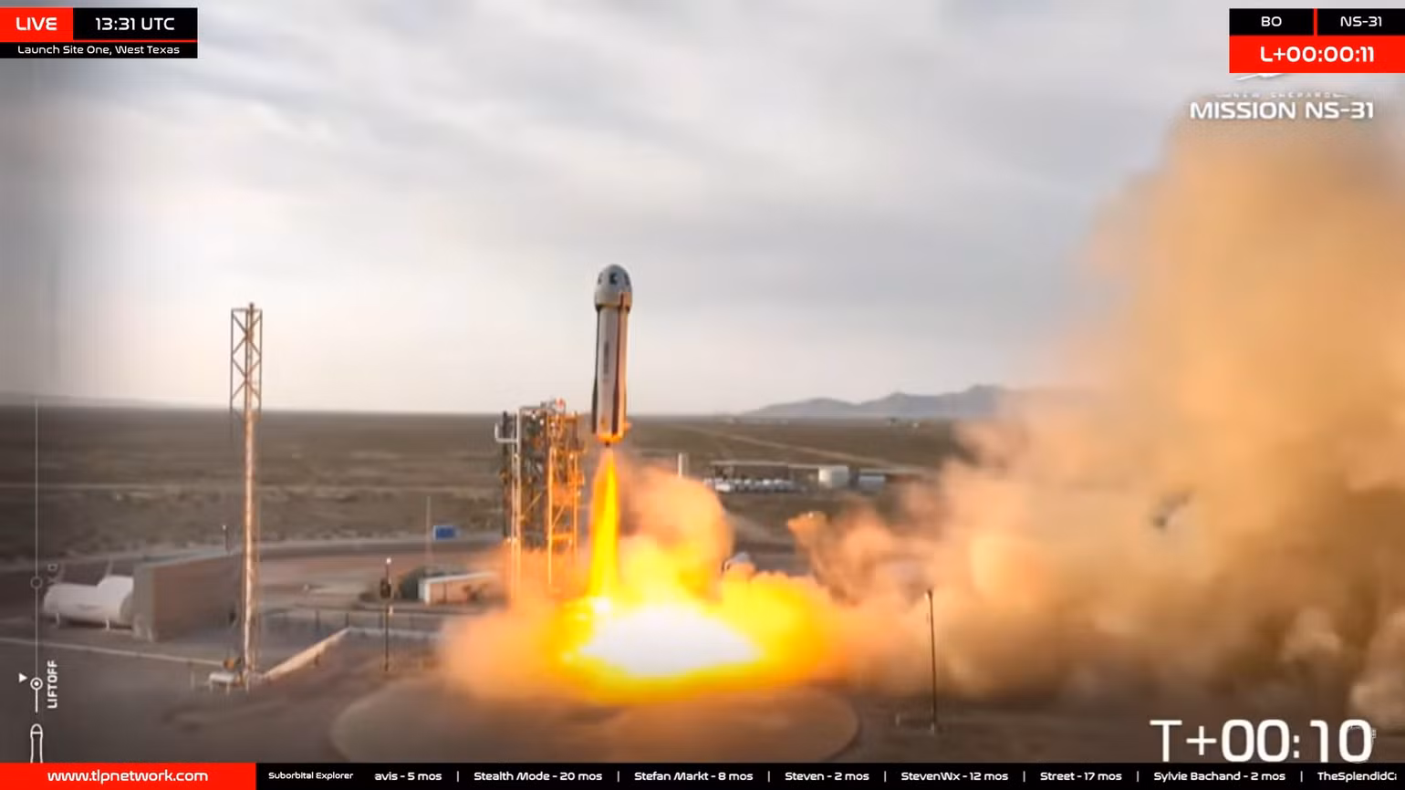 Tàu New Shepard rời bệ phóng tại Van Horn, Texas, Hoa Kỳ, mang theo phi hành đoàn toàn nữ đầu tiên của Blue Origin vào không gian. Tàu New Shepard rời bệ phóng tại Van Horn, Texas, Hoa Kỳ, mang theo phi hành đoàn toàn nữ đầu tiên của Blue Origin vào không gian.