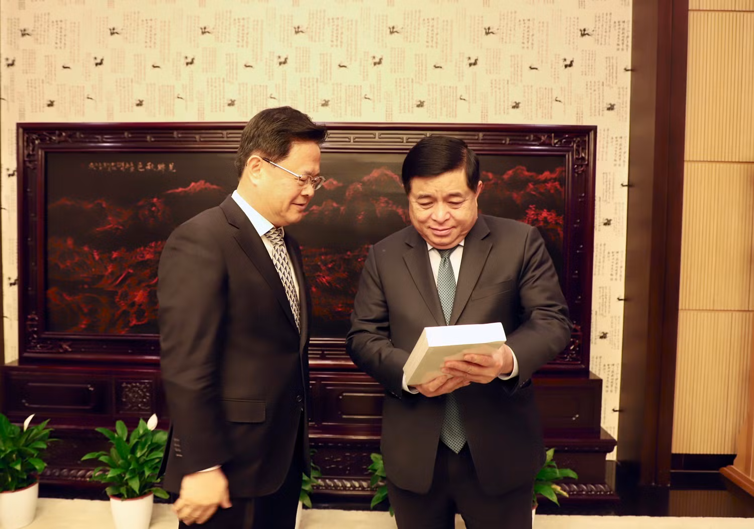 Bộ trưởng Kế hoạch và Đầu tư Nguyễn Chí Dũng và Chủ nhiệm Ủy ban Cải cách và Phát triển Trung Quốc Trịnh San Khiết. Bộ trưởng Kế hoạch và Đầu tư Nguyễn Chí Dũng và Chủ nhiệm Ủy ban Cải cách và Phát triển Trung Quốc Trịnh San Khiết.
