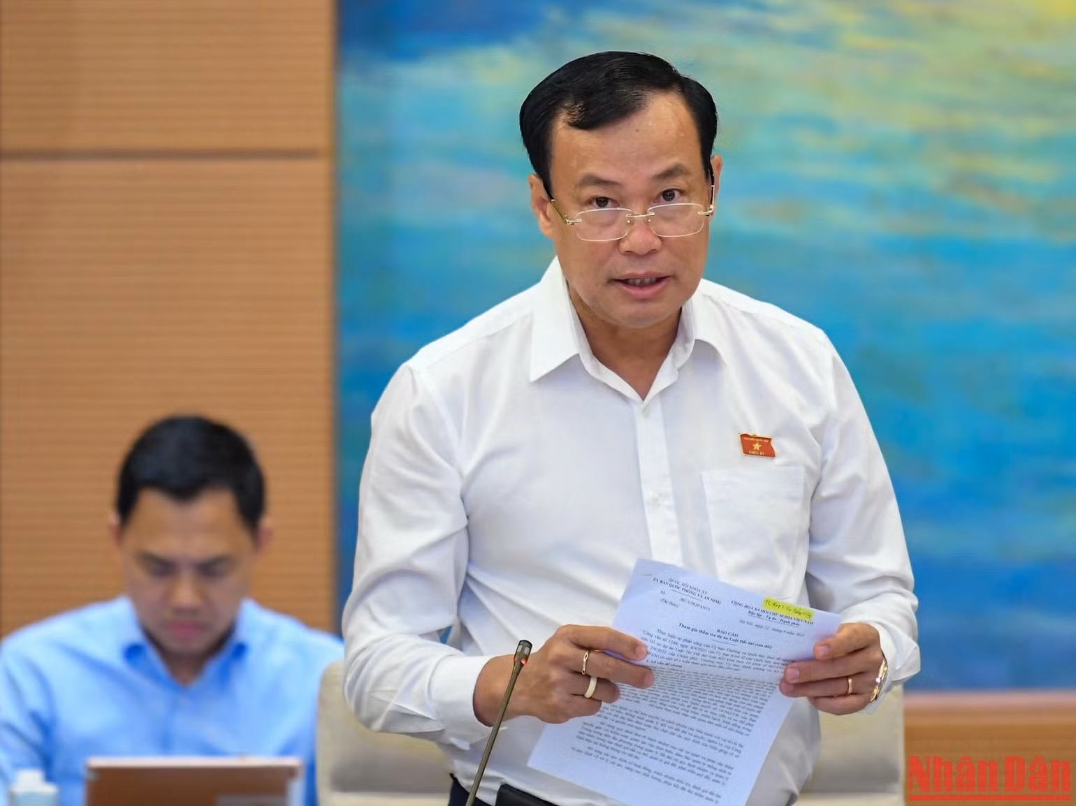 Chủ nhiệm Ủy ban Quốc phòng và An ninh của Quốc hội Lê Tấn Tới trình bày báo cáo thẩm tra. Chủ nhiệm Ủy ban Quốc phòng và An ninh của Quốc hội Lê Tấn Tới trình bày báo cáo thẩm tra.
