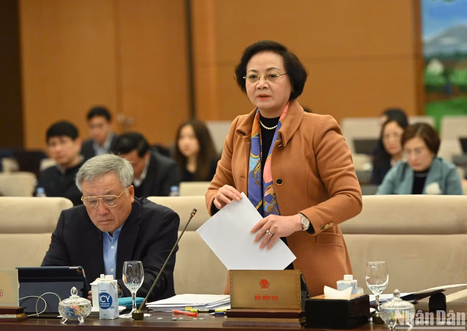 Bộ trưởng Nội vụ Phạm Thị Thanh Trà trình bày tờ trình của Chính phủ tại phiên họp. (Ảnh: DUY LINH)