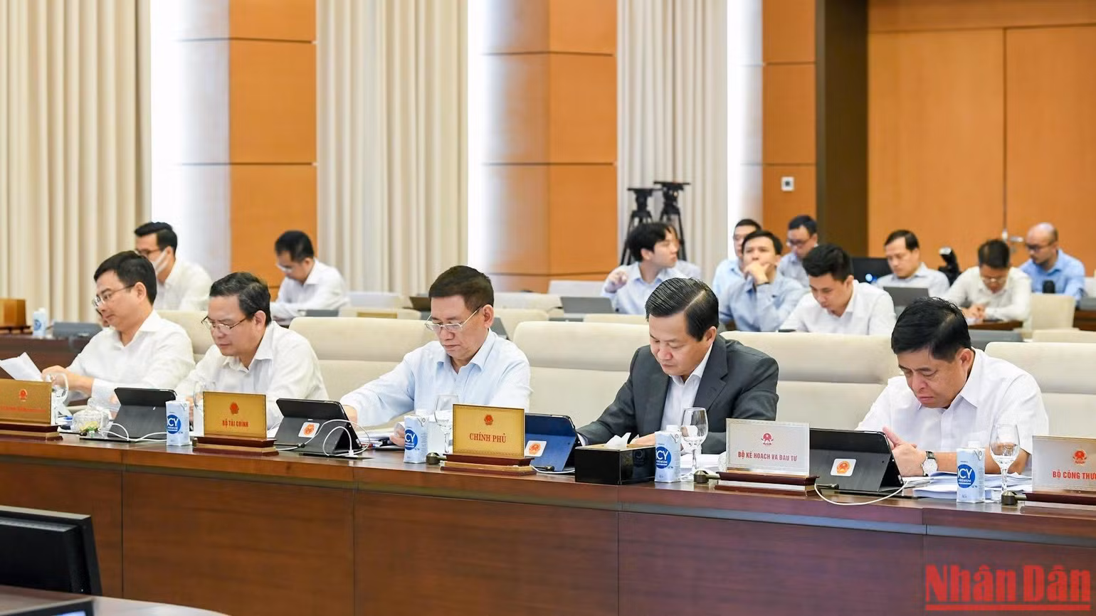 Phó Thủ tướng Chính phủ Lê Minh Khái và các đại biểu dự phiên họp.
