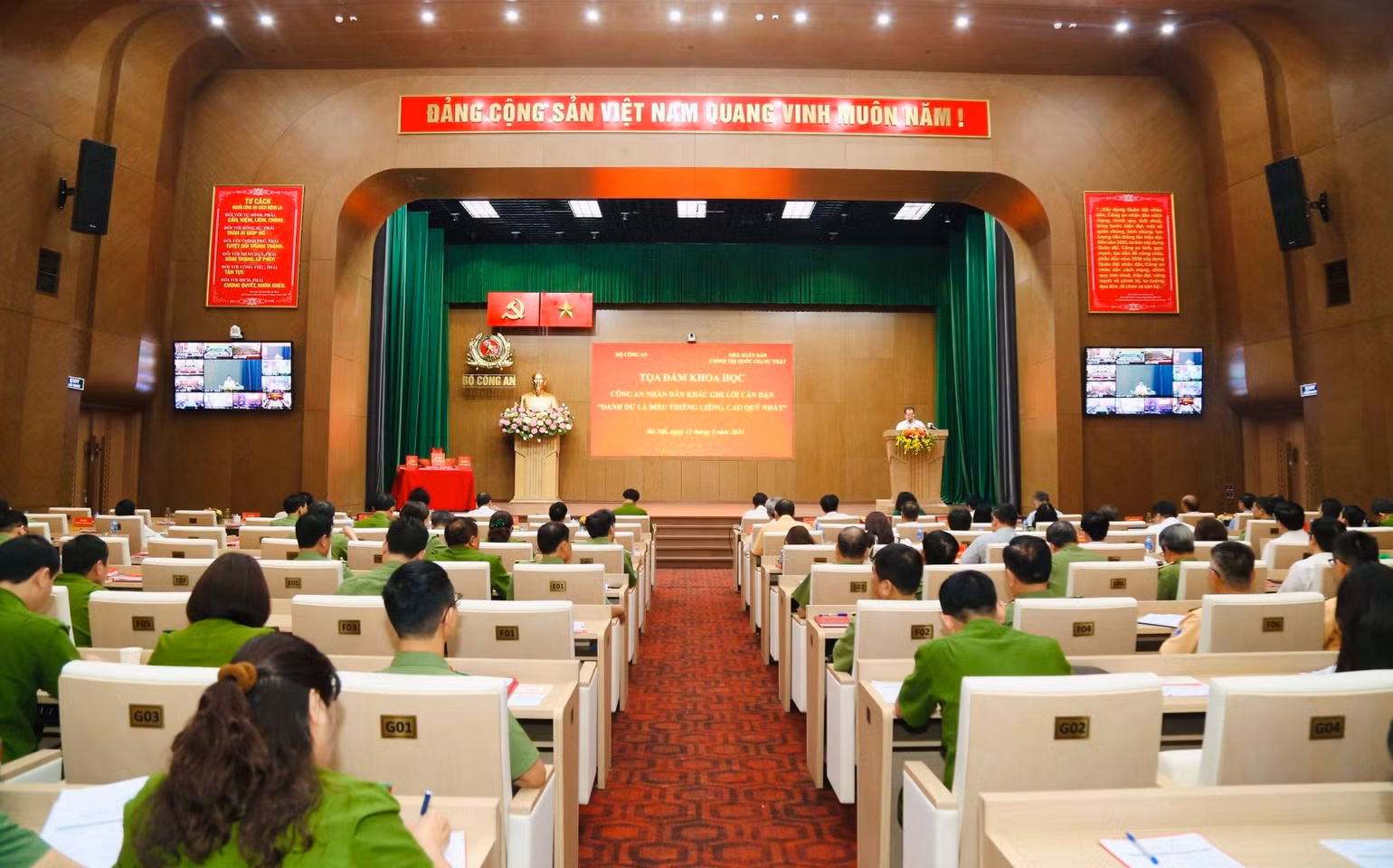 Quang cảnh tọa đàm. Quang cảnh tọa đàm.