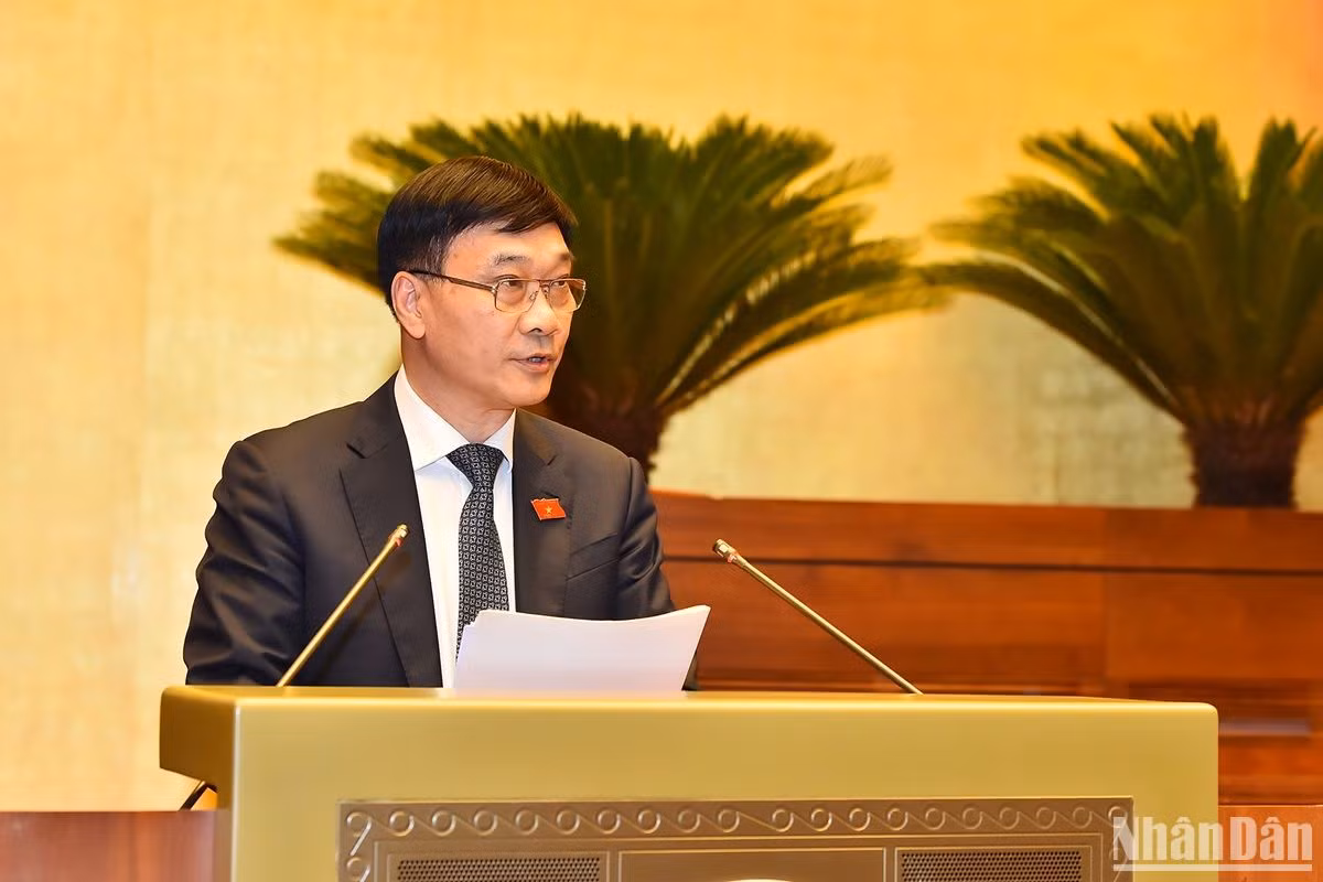 Chủ nhiệm Ủy ban Kinh tế Vũ Hồng Thanh trình bày báo cáo thẩm tra tại phiên họp. (Ảnh: THỦY NGUYÊN)