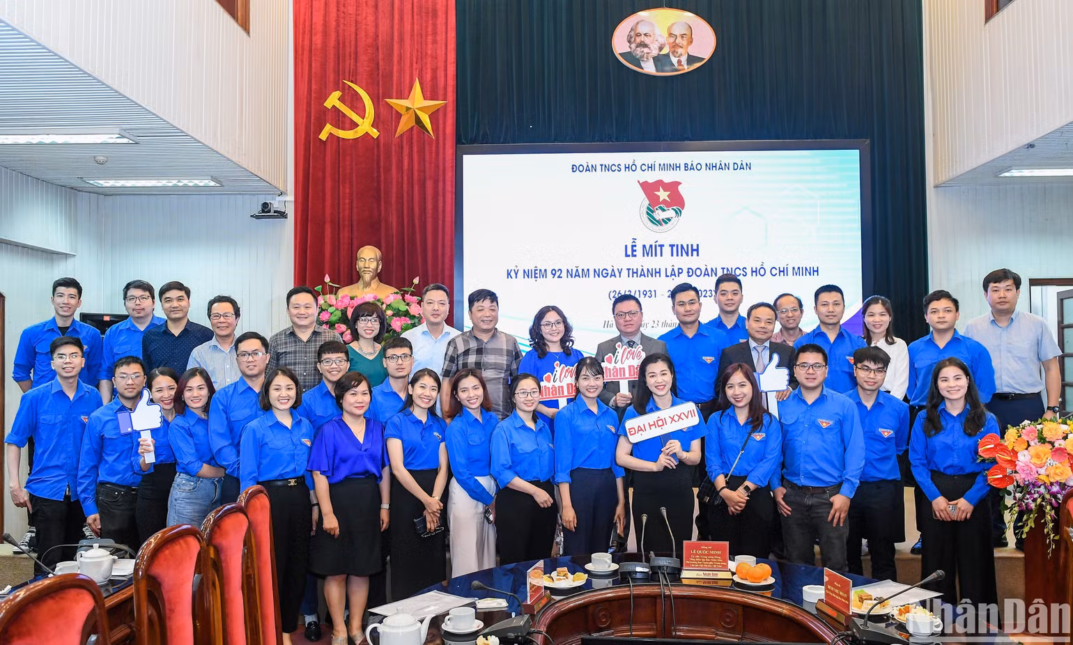 Các đồng chí lãnh đạo Đảng ủy, Ban Biên tập Báo Nhân Dân chụp ảnh lưu niệm cùng các đoàn viên, thanh niên. (Ảnh: THÀNH ĐẠT) Các đồng chí lãnh đạo Đảng ủy, Ban Biên tập Báo Nhân Dân chụp ảnh lưu niệm cùng các đoàn viên, thanh niên. (Ảnh: THÀNH ĐẠT)