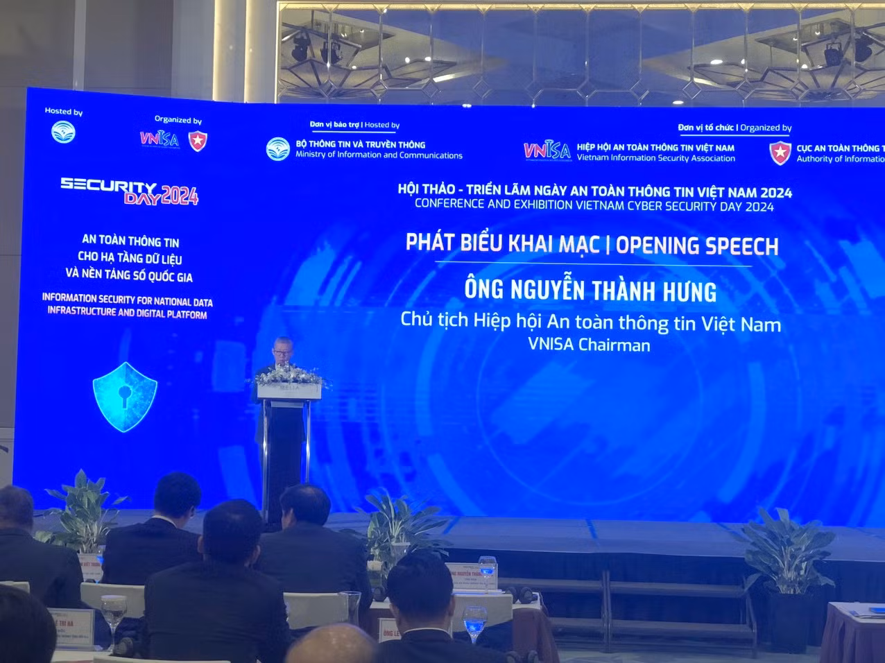 Ông Nguyễn Thành Hưng, Chủ tịch VNISA, nguyên Thứ trưởng Thông tin và Truyền thông phát biểu khai mạc. (Ảnh: V.T) Ông Nguyễn Thành Hưng, Chủ tịch VNISA, nguyên Thứ trưởng Thông tin và Truyền thông phát biểu khai mạc. (Ảnh: V.T)