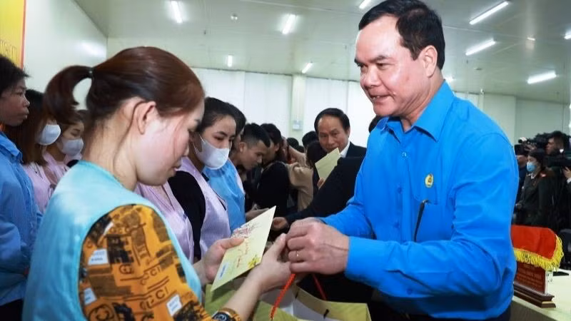 Chủ tịch Tổng Liên đoàn Lao động Việt Nam Nguyễn Đình Khang trao quà tặng công nhân lao động hoàn cảnh khó khăn tại tỉnh Bắc Ninh. Chủ tịch Tổng Liên đoàn Lao động Việt Nam Nguyễn Đình Khang trao quà tặng công nhân lao động hoàn cảnh khó khăn tại tỉnh Bắc Ninh.