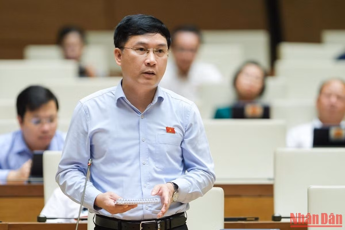 Đại biểu Lê Hoàng Anh góp ý vào dự thảo Luật. (Ảnh: DUY LINH) Đại biểu Lê Hoàng Anh góp ý vào dự thảo Luật. (Ảnh: DUY LINH)