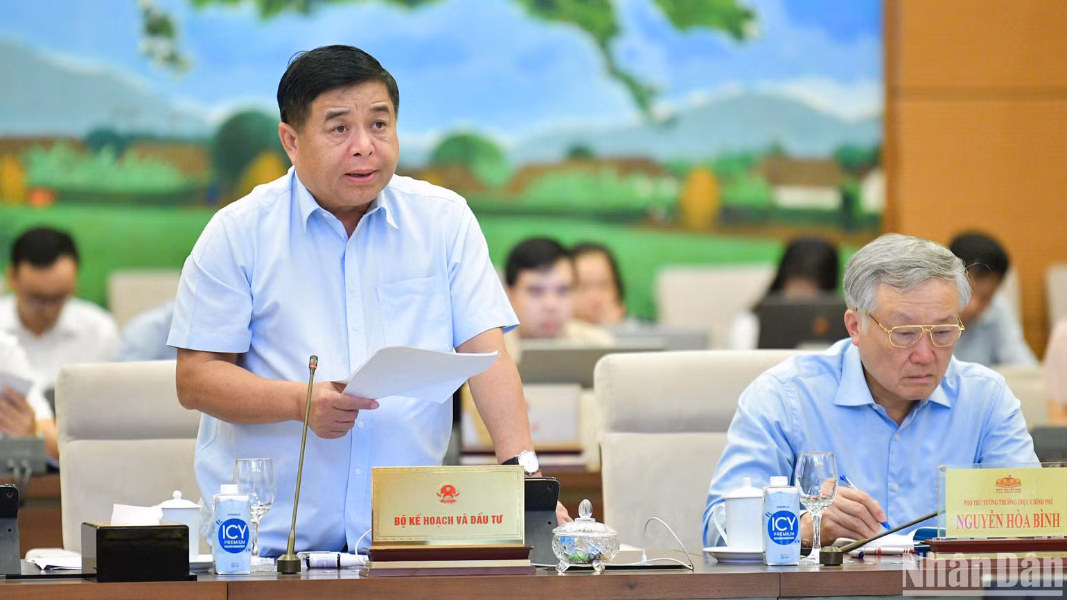Bộ trưởng Kế hoạch và Đầu tư Nguyễn Chí Dũng trình bày tờ trình dự án Luật. (Ảnh: DUY LINH) Bộ trưởng Kế hoạch và Đầu tư Nguyễn Chí Dũng trình bày tờ trình dự án Luật. (Ảnh: DUY LINH)