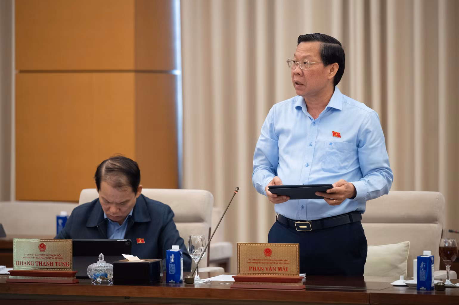 Chủ nhiệm Ủy ban Kinh tế và Tài chính Phan Văn Mãi trình bày báo cáo thẩm tra. (Ảnh: DUY LINH)
