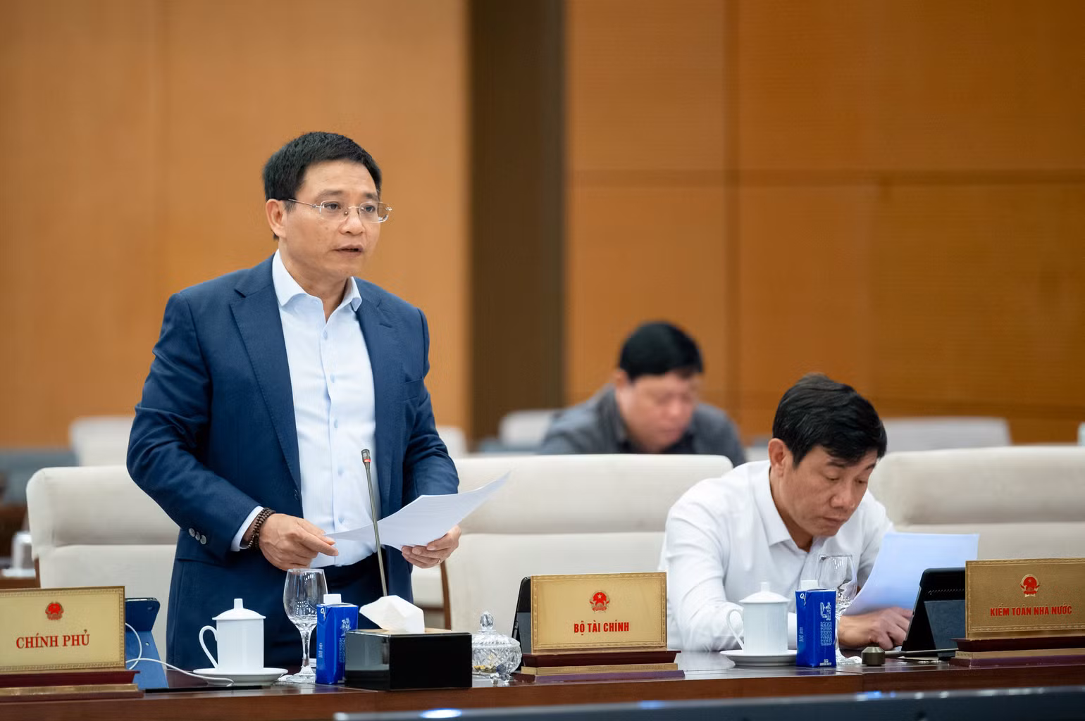 Bộ trưởng Tài chính Nguyễn Văn Thắng trình bày tờ trình. (Ảnh: DUY LINH)