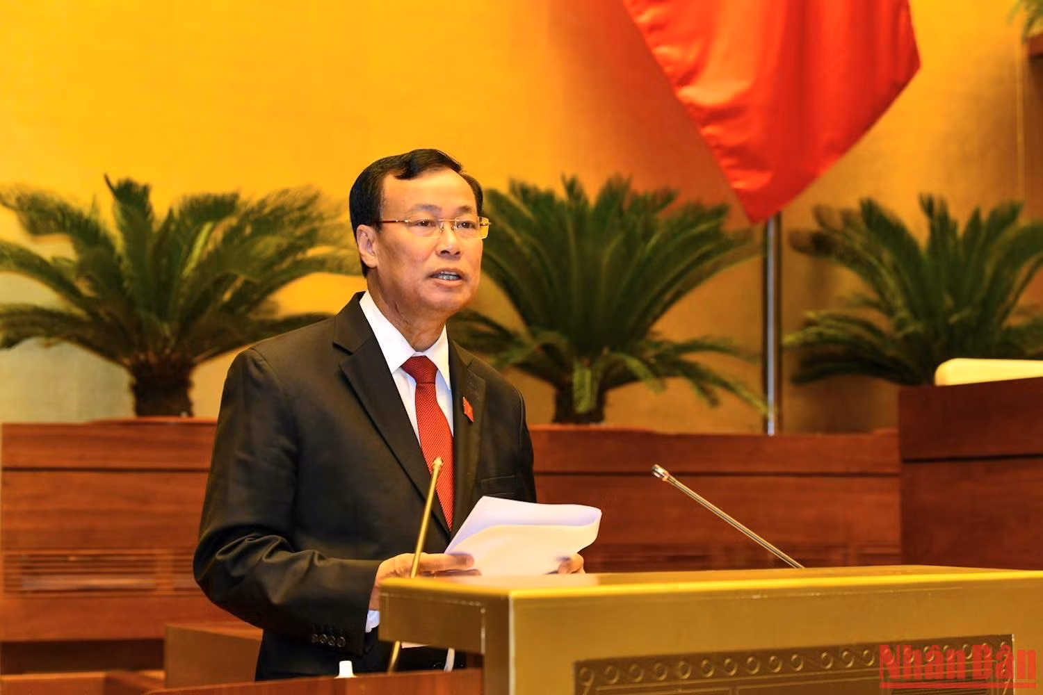 Chủ nhiệm Ủy ban Quốc phòng và An ninh của Quốc hội Lê Tấn Tới trình bày Báo cáo thẩm tra. (Ảnh: THỦY NGUYÊN) Chủ nhiệm Ủy ban Quốc phòng và An ninh của Quốc hội Lê Tấn Tới trình bày Báo cáo thẩm tra. (Ảnh: THỦY NGUYÊN)