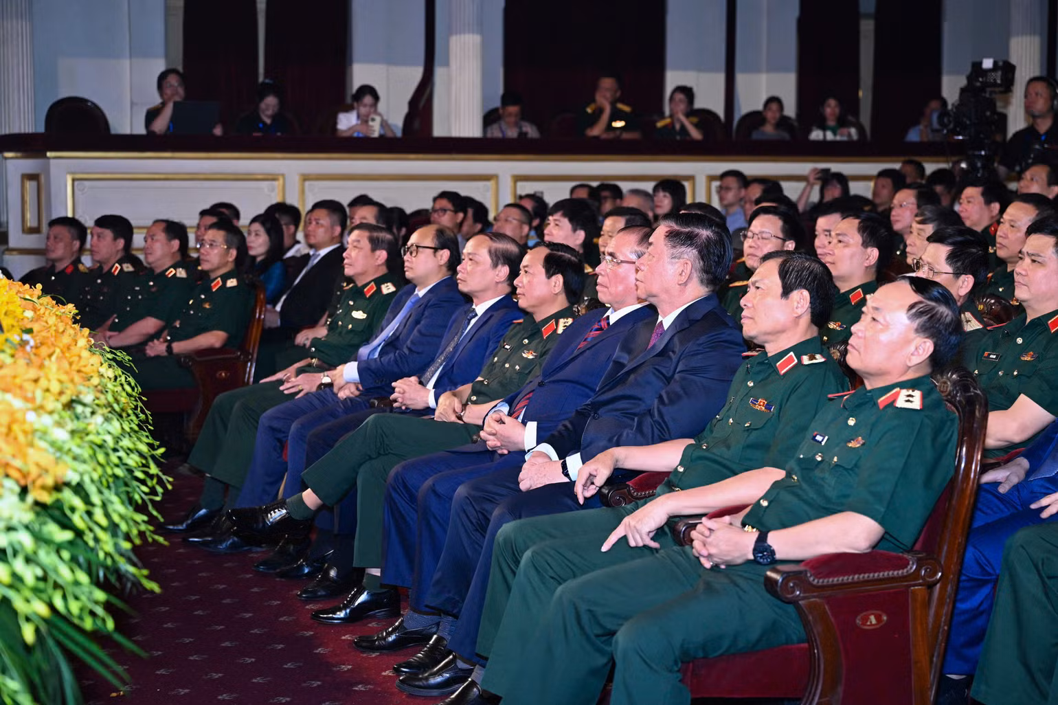 Các đồng chí lãnh đạo Đảng, Nhà nước và các đại biểu dự chương trình.