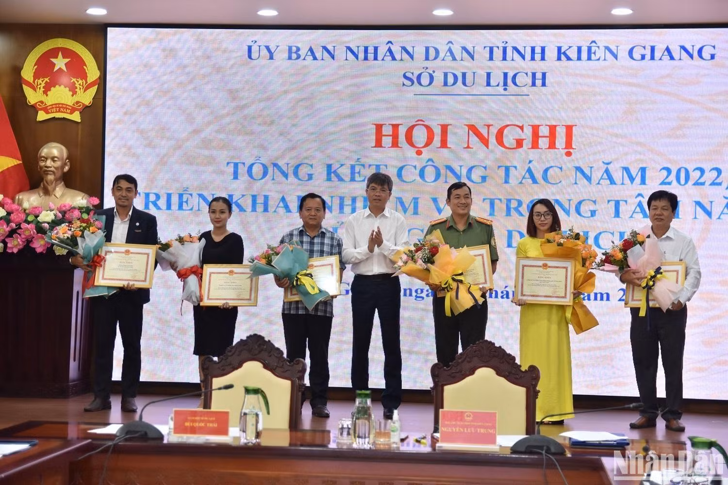 Phó Chủ tịch Ủy ban nhân dân tỉnh Kiên Giang Nguyễn Lưu Trung (giữa) tặng bằng khen cho các tập thể, cá nhân và doanh nghiệp du lịch có thành tích xuất sắc trong năm 2022.