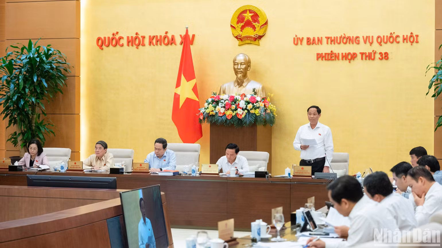 Phó Chủ tịch Quốc hội Trần Quang Phương điều hành nội dung phiên họp. (Ảnh: DUY LINH)