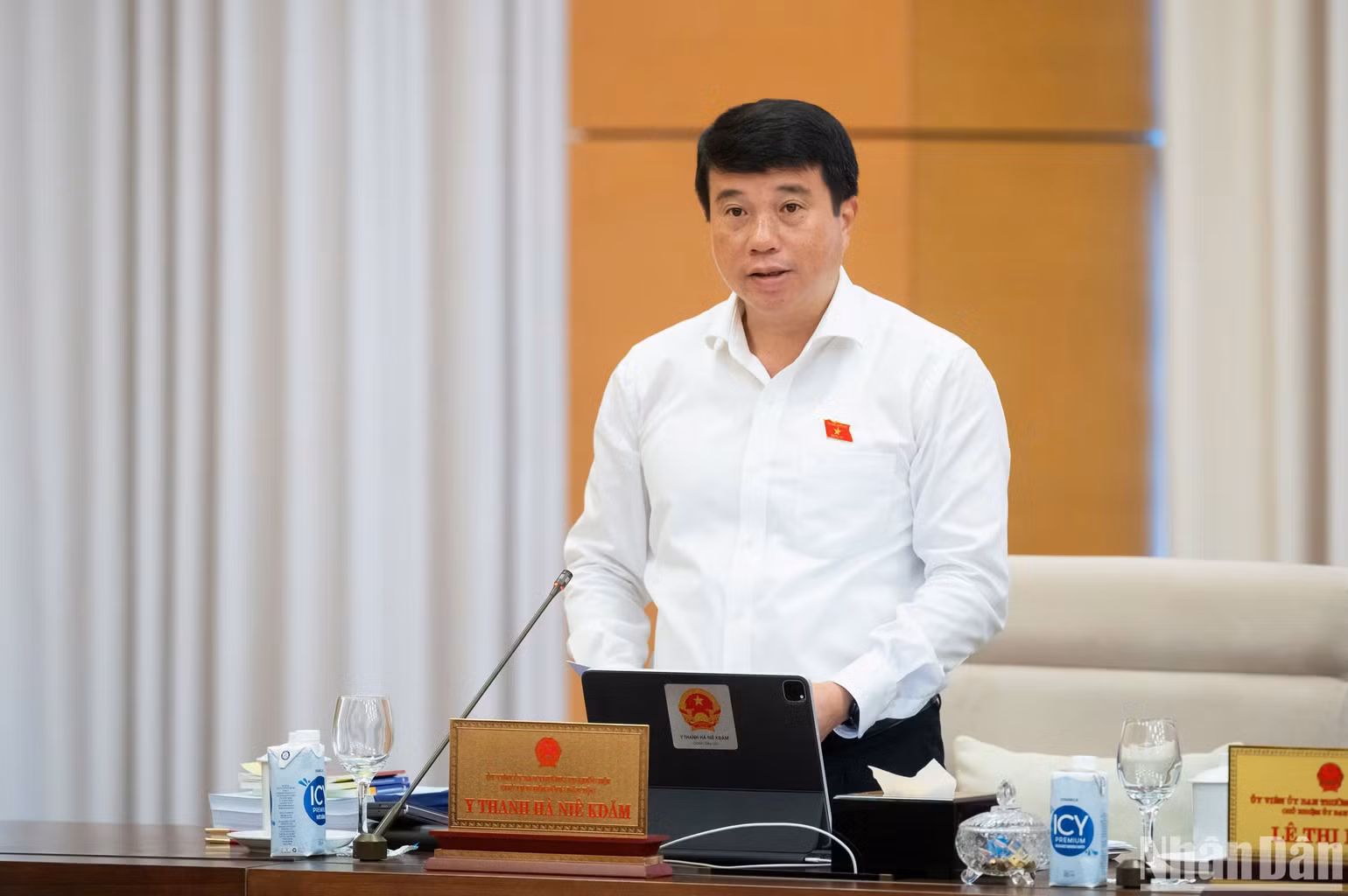 Chủ tịch Hội đồng Dân tộc Y Thanh Hà Niê K'đăm trình bày tờ trình về dự thảo Luật. (Ảnh: DUY LINH)