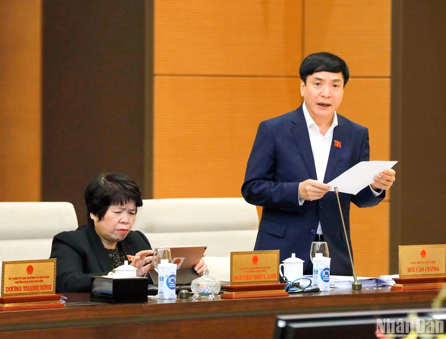 Tổng Thư ký Quốc hội, Chủ nhiệm Văn phòng Quốc hội Bùi Văn Cường báo cáo tóm tắt tổng kết 2 kỳ họp bất thường của Quốc hội. (Ảnh: DUY LINH) Tổng Thư ký Quốc hội, Chủ nhiệm Văn phòng Quốc hội Bùi Văn Cường báo cáo tóm tắt tổng kết 2 kỳ họp bất thường của Quốc hội. (Ảnh: DUY LINH)