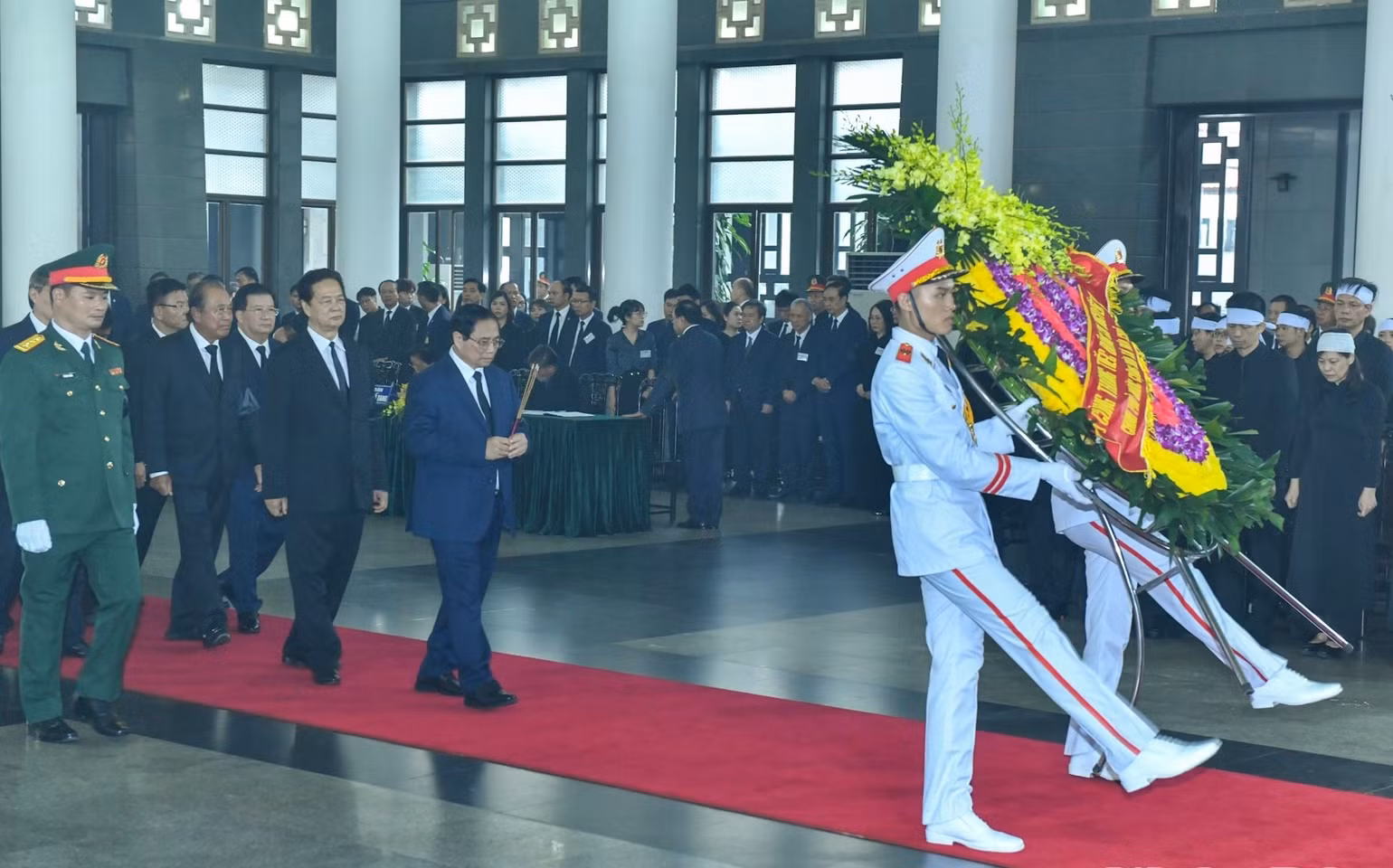 Đoàn Chính phủ do đồng chí Phạm Minh Chính, Ủy viên Bộ Chính trị, Thủ tướng Chính phủ làm Trưởng đoàn vào viếng Tổng Bí thư Nguyễn Phú Trọng.
