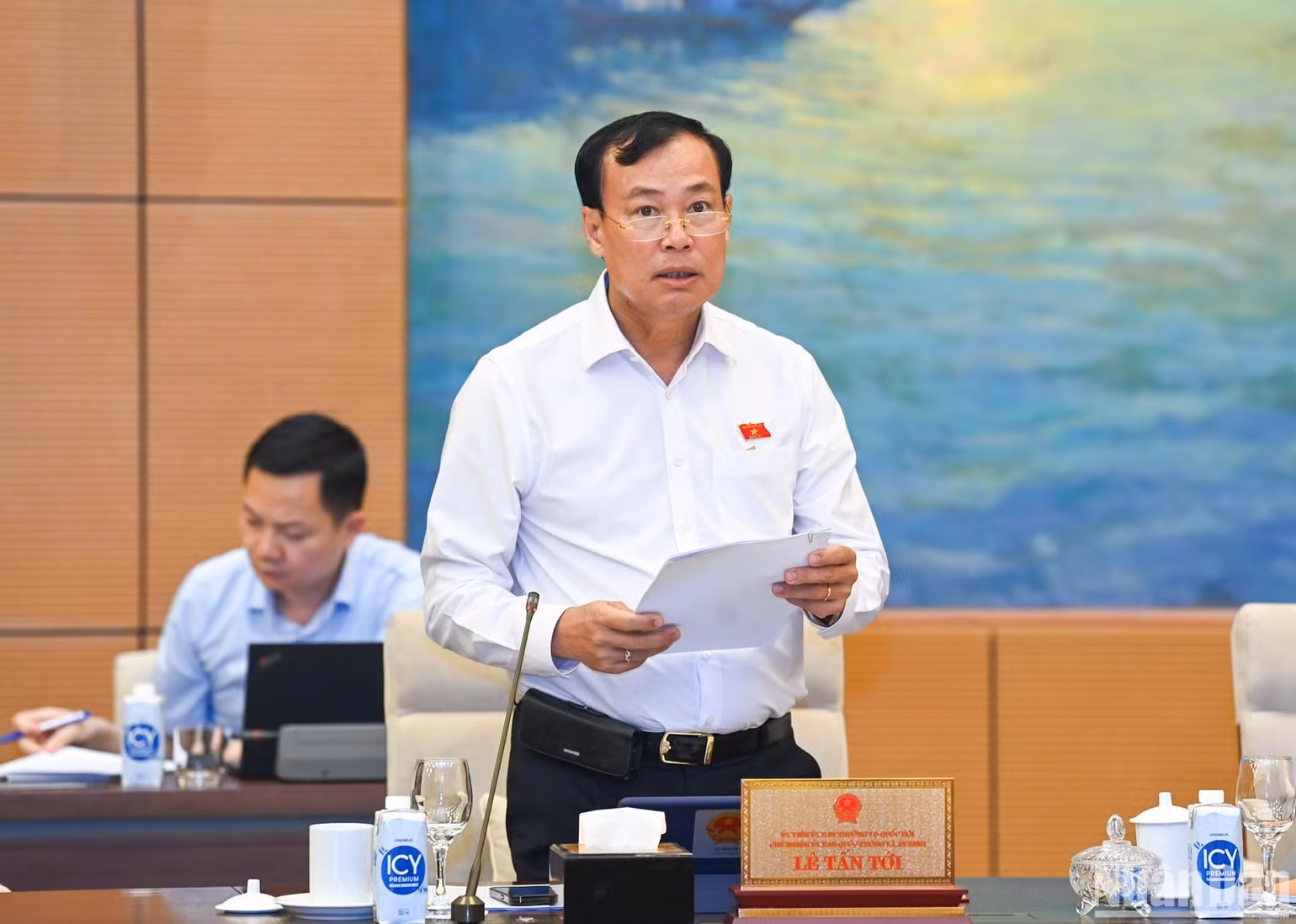 Chủ nhiệm Ủy ban Quốc phòng và An ninh của Quốc hội Lê Tấn Tới trình bày báo cáo thẩm tra về dự án Luật. (Ảnh: DUY LINH)