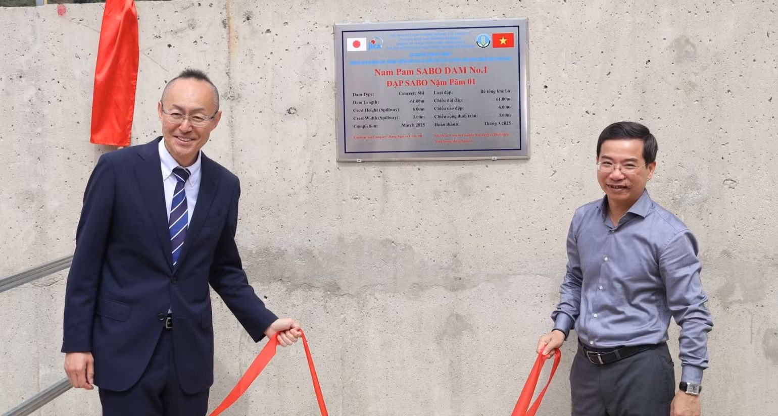 Ông Kobayashi Yosuke, Trưởng đại diện JICA tại Việt Nam và ông Nguyễn Trường Sơn, Phó Cục trưởng Cục Quản lý đê điều và phòng, chống thiên tai kéo băng biển thông tin đập Sabo. (Ảnh: THẾ ĐOÀN) Ông Kobayashi Yosuke, Trưởng đại diện JICA tại Việt Nam và ông Nguyễn Trường Sơn, Phó Cục trưởng Cục Quản lý đê điều và phòng, chống thiên tai kéo băng biển thông tin đập Sabo. (Ảnh: THẾ ĐOÀN)