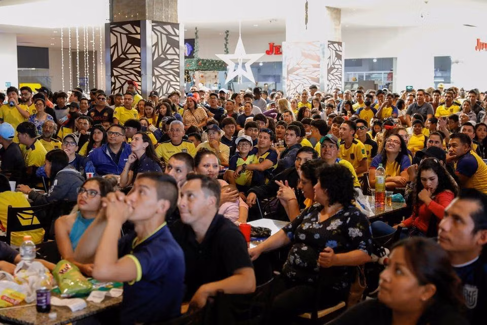 Người hâm mộ Ecuador theo dõi trận khai mạc World Cup từ thành phố Ibarra, Ecuador. (Ảnh: Reuters)