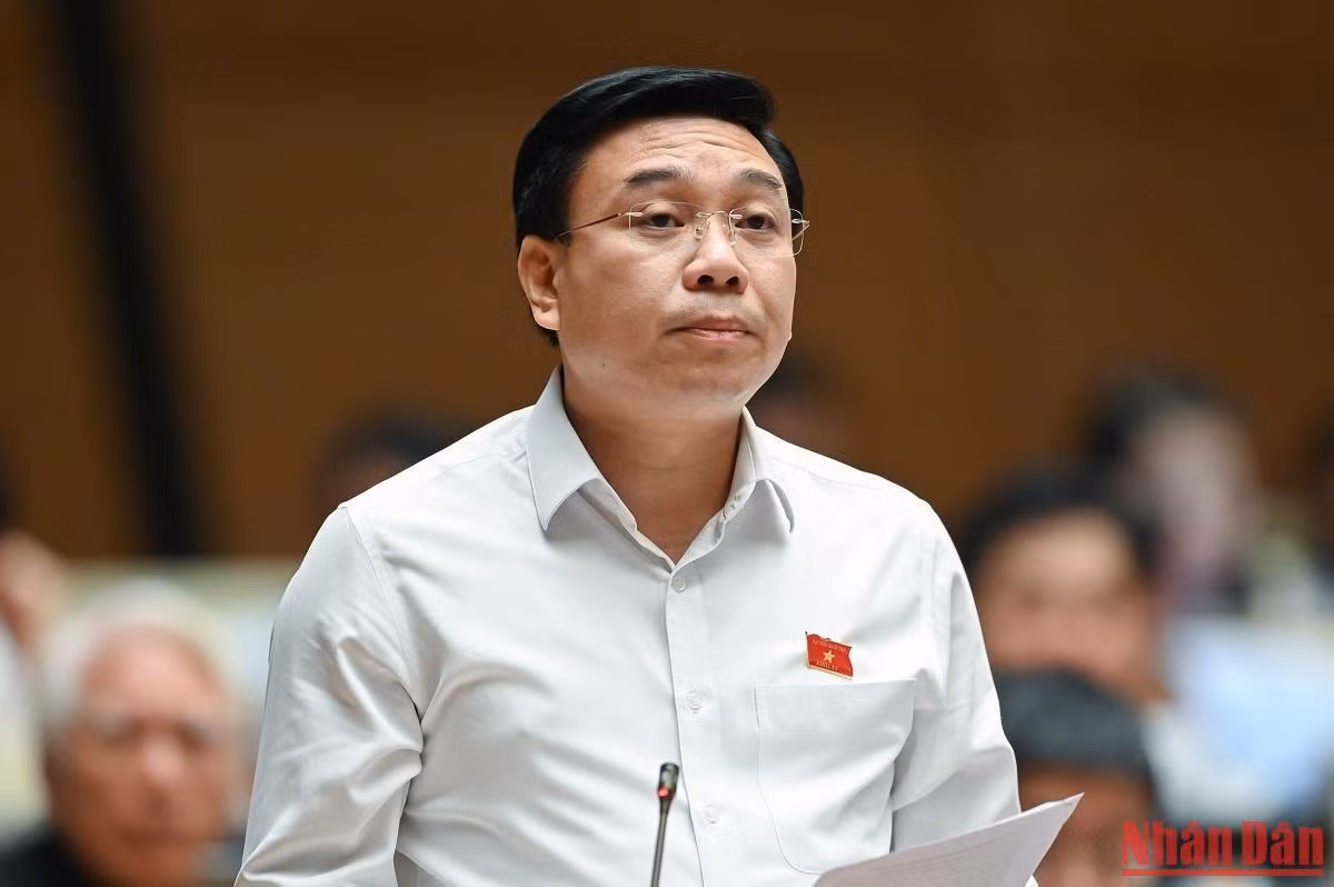 Đại biểu Nguyễn Văn Mạnh (đoàn Vĩnh Phúc) tham gia ý kiến thảo luận tại phiên họp. Ảnh: THỦY NGUYÊN