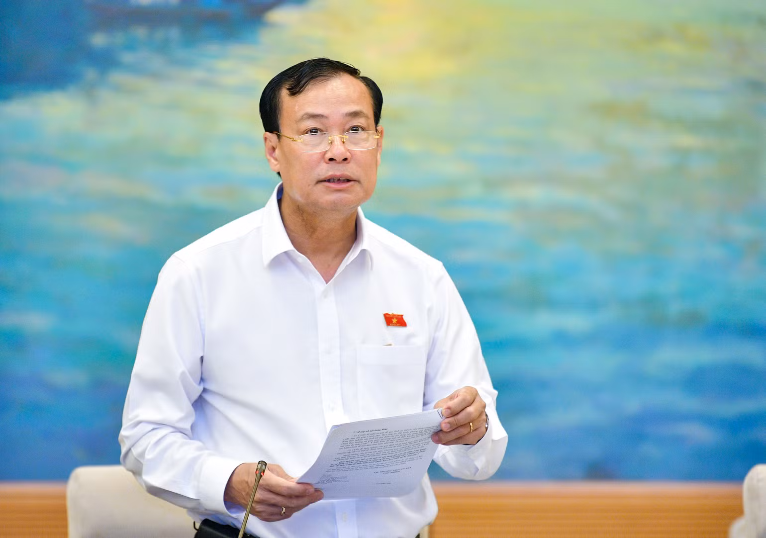 Chủ nhiệm Ủy ban Quốc phòng và An ninh của Quốc hội Lê Tấn Tới báo cáo tại phiên họp.