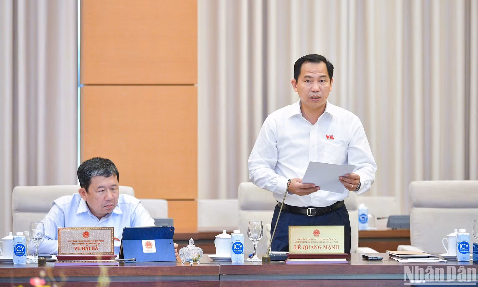 Chủ nhiệm Ủy ban Tài chính, Ngân sách Lê Quang Mạnh trình bày báo cáo thẩm tra. (Ảnh: DUY LINH) Chủ nhiệm Ủy ban Tài chính, Ngân sách Lê Quang Mạnh trình bày báo cáo thẩm tra. (Ảnh: DUY LINH)