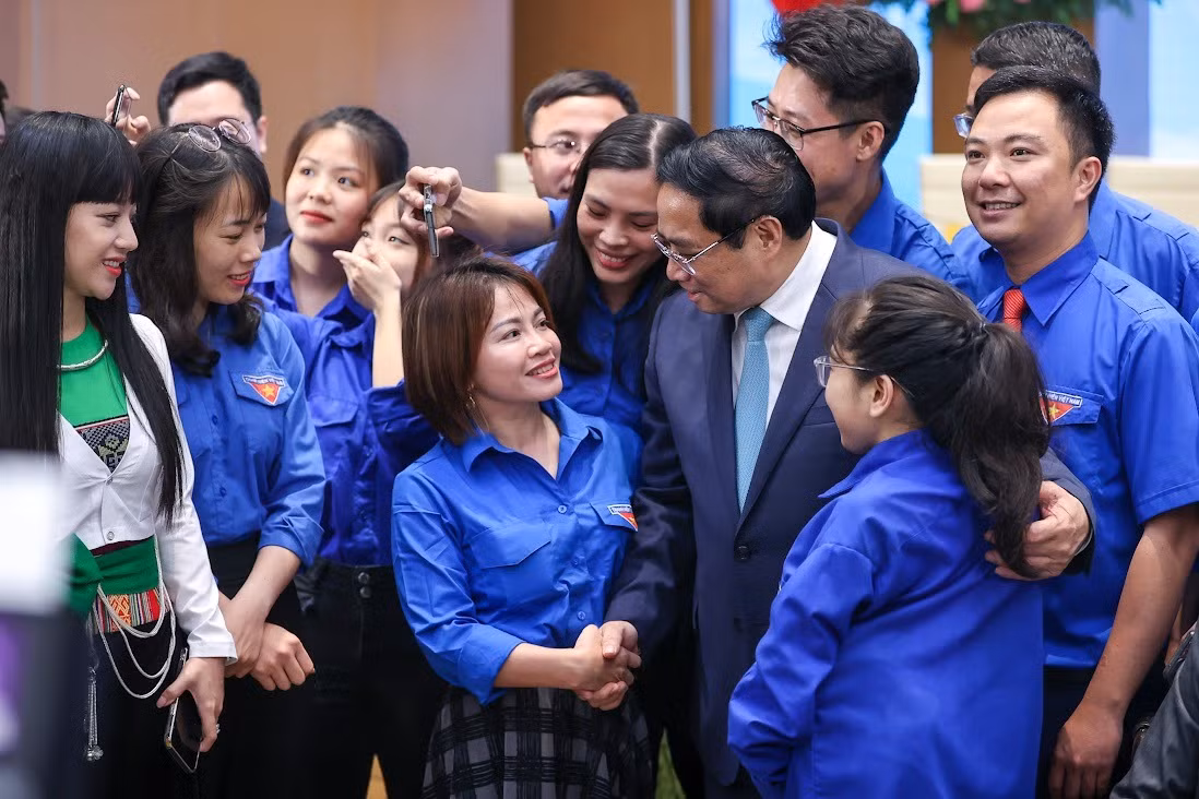 Thủ tướng Phạm Minh Chính giao lưu, trò chuyện với các đại biểu thanh niên tham dự Hội nghị đối thoại. (Ảnh: VGP)