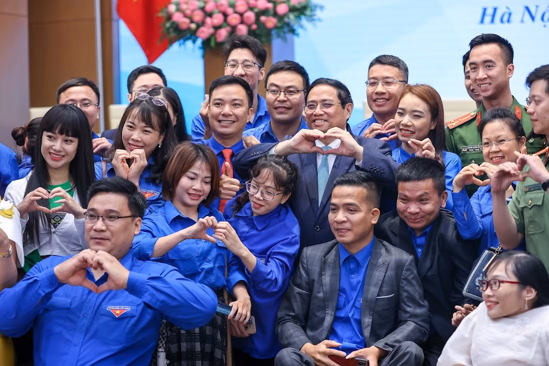 Thủ tướng Phạm Minh Chính chụp ảnh cùng các đại biểu thanh niên dự Hội nghị. (Ảnh: VGP)