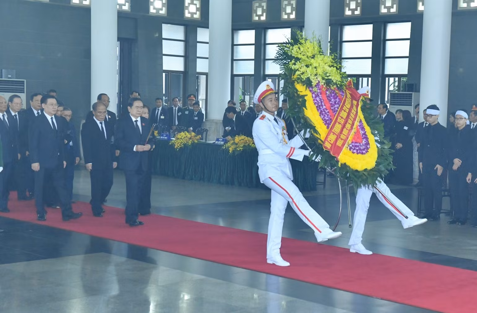Đoàn Quốc hội do đồng chí Trần Thanh Mẫn, Ủy viên Bộ Chính trị, Chủ tịch Quốc hội làm Trưởng đoàn vào viếng đồng chí Nguyễn Phú Trọng và chia buồn cùng gia quyến.