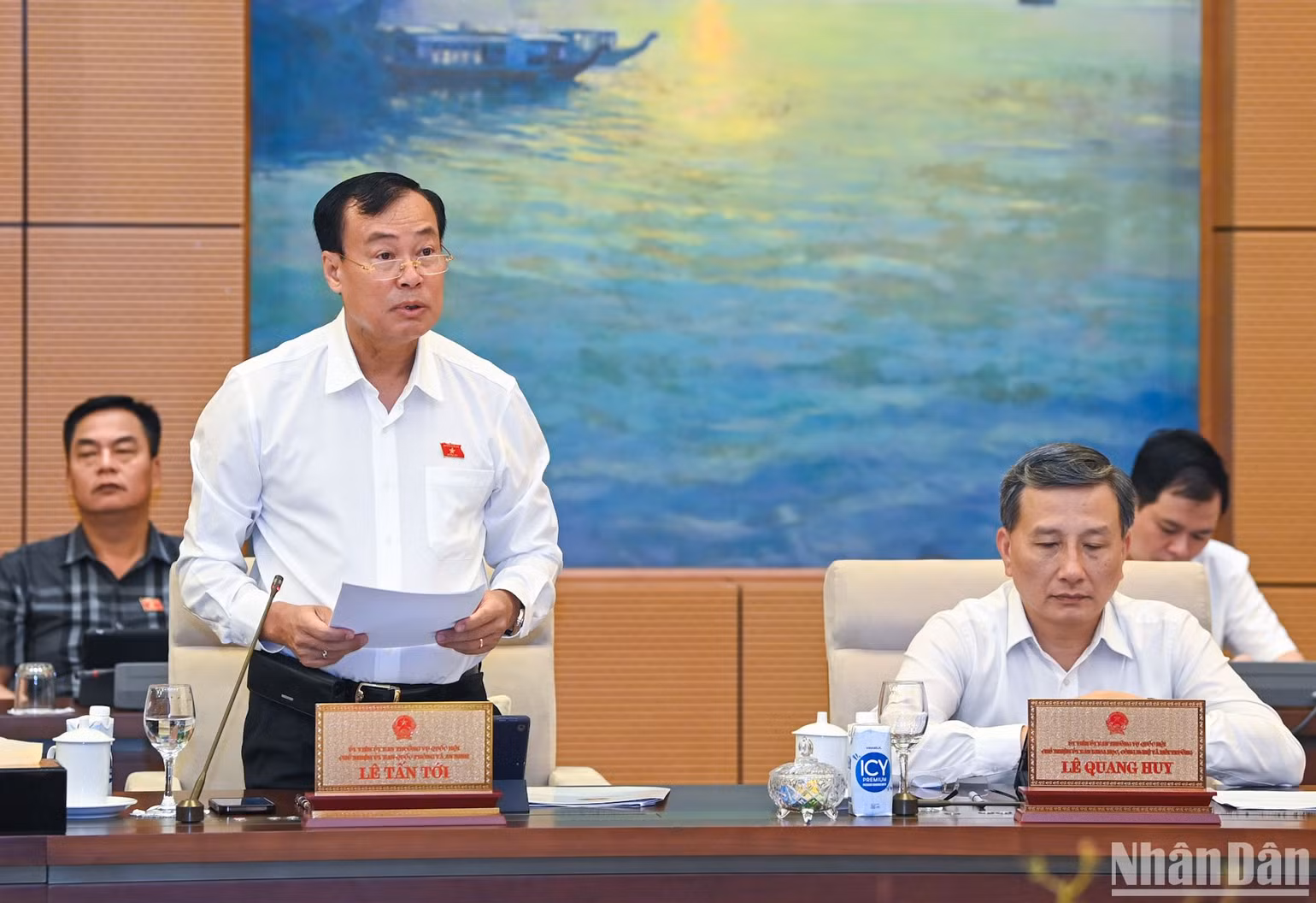 Chủ nhiệm Ủy ban Quốc phòng và An ninh Lê Tấn Tới báo cáo tại phiên họp. (Ảnh: DUY LINH)