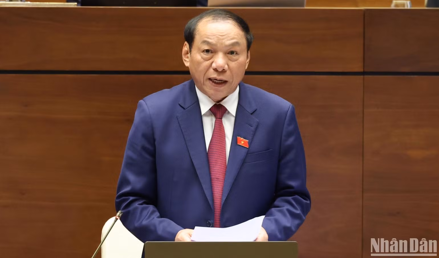 Bộ trưởng Nguyễn Văn Hùng trả lời chất vấn của đại biểu Quốc hội. (Ảnh: LINH NGUYÊN)