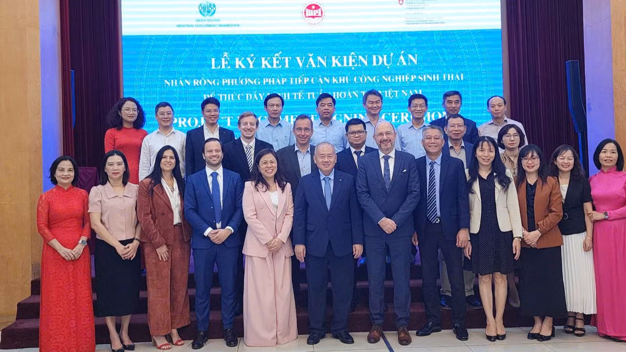 Các đại biểu chụp ảnh lưu niệm tại Lễ ký kết.