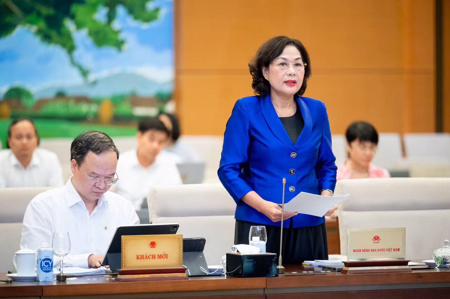 Thống đốc Ngân hàng Nhà nước Nguyễn Thị Hồng trình bày tờ trình. (Ảnh: DUY LINH)