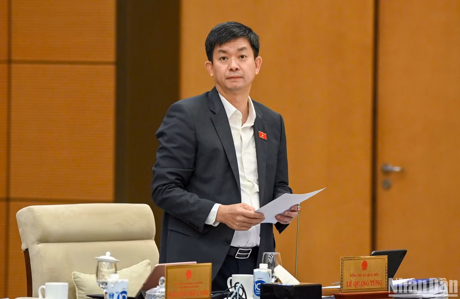 Tổng Thư ký Quốc hội, Chủ nhiệm Văn phòng Quốc hội Lê Quang Tùng báo cáo tại phiên họp. (Ảnh: DUY LINH) Tổng Thư ký Quốc hội, Chủ nhiệm Văn phòng Quốc hội Lê Quang Tùng báo cáo tại phiên họp. (Ảnh: DUY LINH)