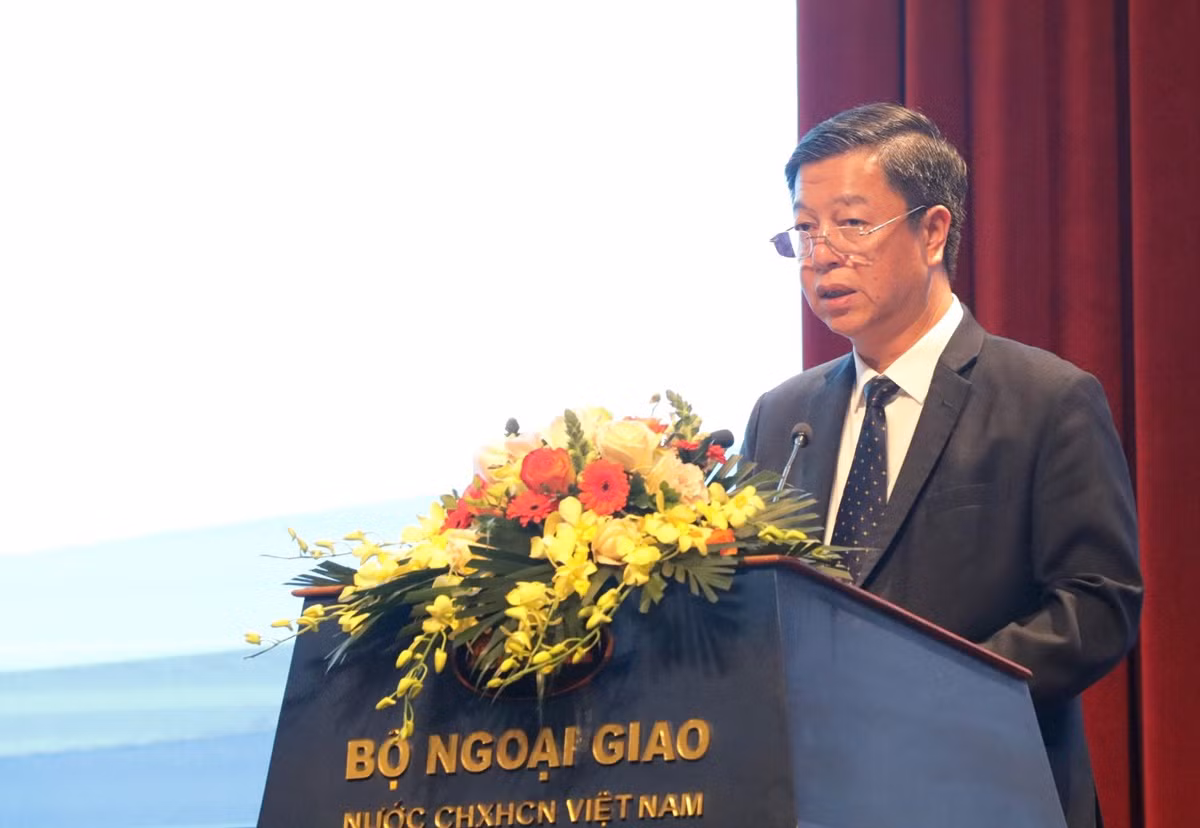 Đồng chí Vũ Trọng Lâm, Giám đốc - Tổng Biên tập Nhà xuất bản Chính trị quốc gia Sự thật báo cáo về quá trình xuất bản cuốn sách. Đồng chí Vũ Trọng Lâm, Giám đốc - Tổng Biên tập Nhà xuất bản Chính trị quốc gia Sự thật báo cáo về quá trình xuất bản cuốn sách.