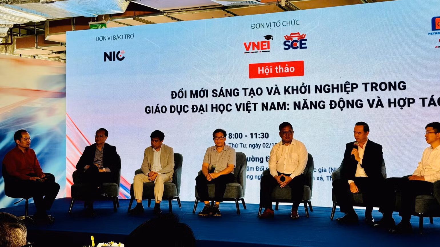 Quang cảnh phiên tọa đàm tại hội thảo. Quang cảnh phiên tọa đàm tại hội thảo.
