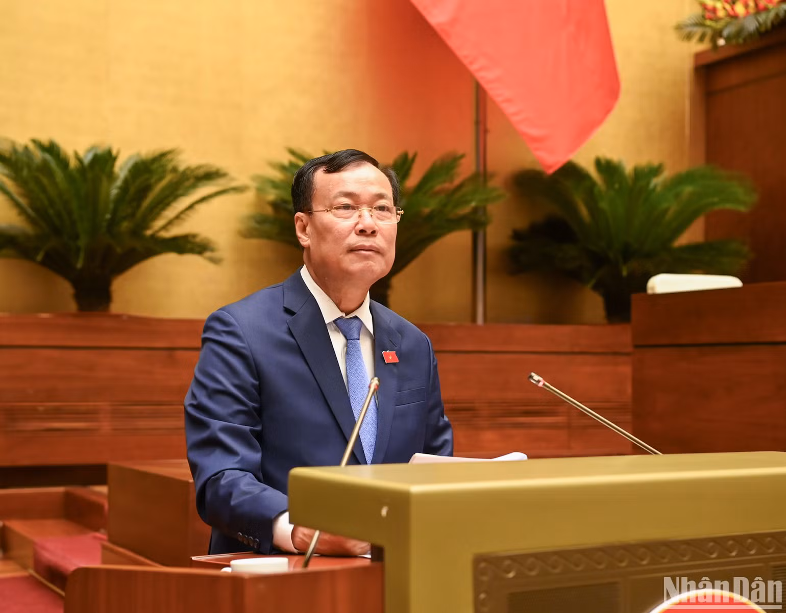 Chủ nhiệm Ủy ban Quốc phòng và An ninh Lê Tấn Tới báo cáo giải trình, tiếp thu, chỉnh lý dự thảo Luật Đường bộ trước khi Quốc hội tiến hành bấm nút thông qua. (Ảnh: DUY LINH)