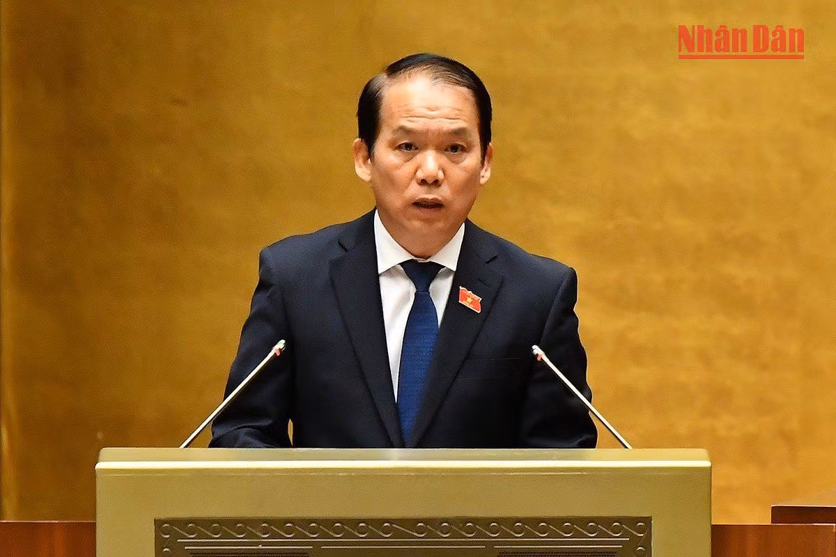 Chủ nhiệm Ủy ban Pháp luật của Quốc hội Hoàng Thanh Tùng trình bày báo cáo giải trình, tiếp thu, chỉnh lý dự thảo Nghị quyết. Ảnh: THỦY NGUYÊN Chủ nhiệm Ủy ban Pháp luật của Quốc hội Hoàng Thanh Tùng trình bày báo cáo giải trình, tiếp thu, chỉnh lý dự thảo Nghị quyết. Ảnh: THỦY NGUYÊN