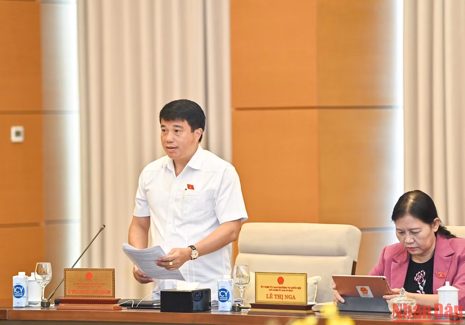 Chủ tịch Hội đồng Dân tộc Y Thanh Hà Niê Kđăm trình bày báo cáo tại phiên họp. Chủ tịch Hội đồng Dân tộc Y Thanh Hà Niê Kđăm trình bày báo cáo tại phiên họp.