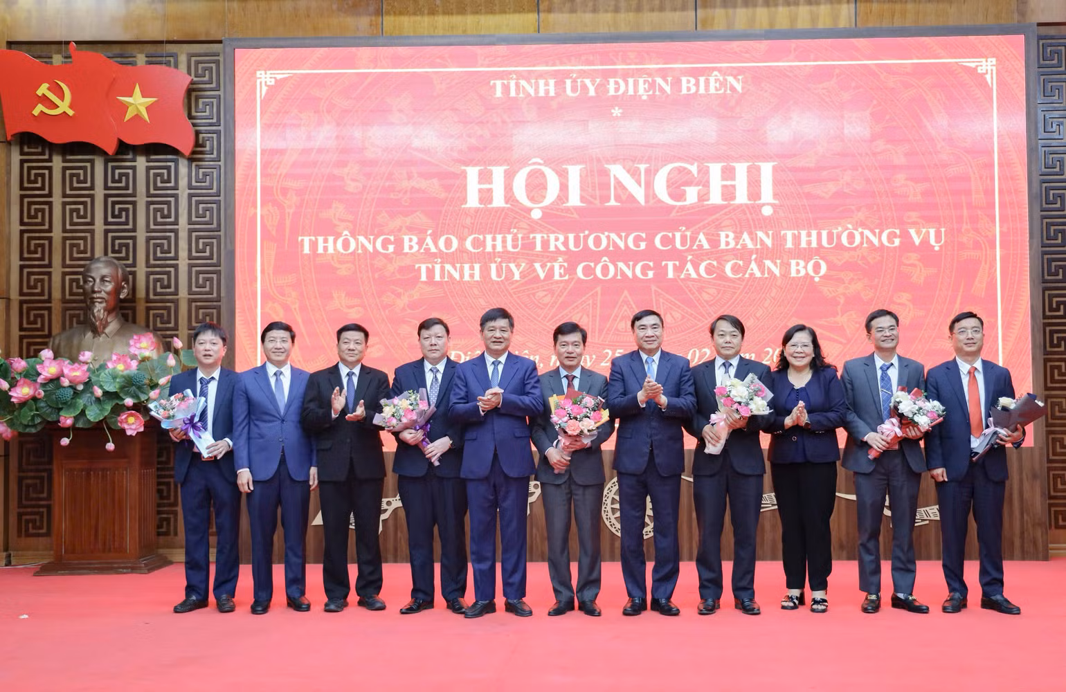 Các đồng chí lãnh đạo tỉnh Điện Biên tặng hoa chúc mừng các nhân sự được giới thiệu ứng cử.