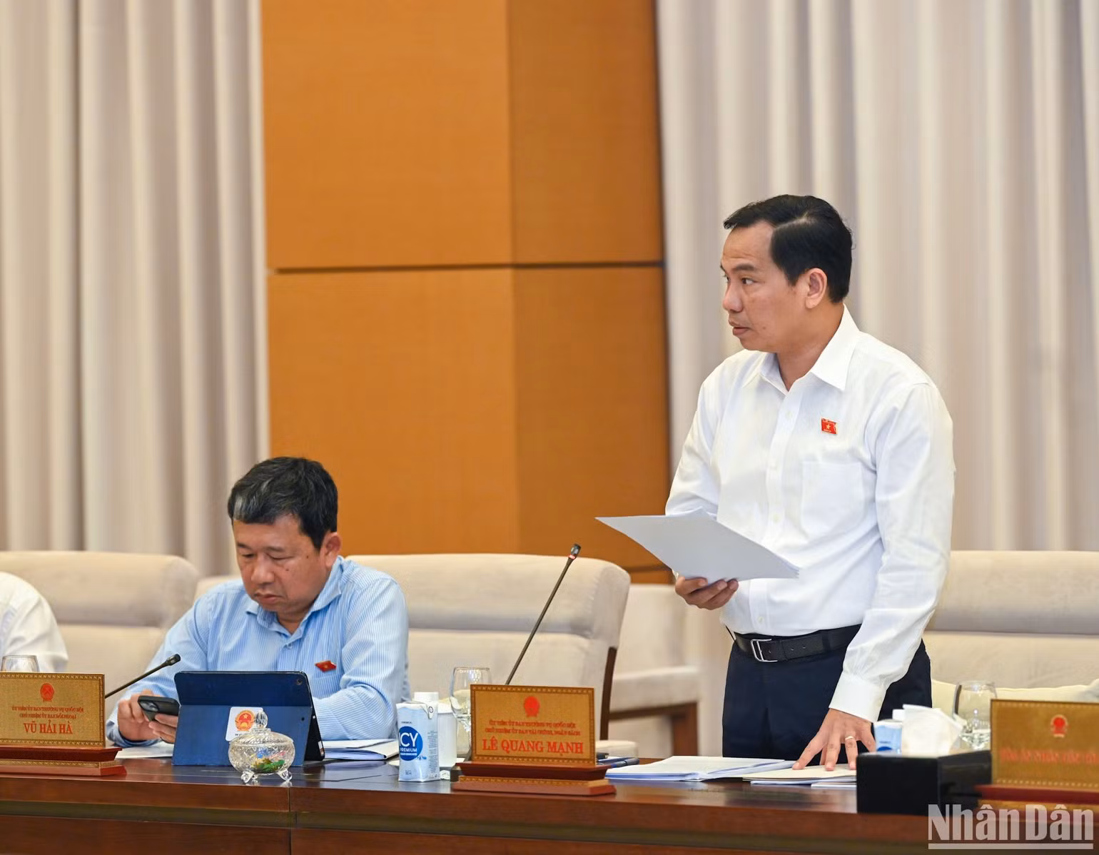 Chủ nhiệm Ủy ban Tài chính, Ngân sách Lê Quang Mạnh trình bày báo cáo thẩm tra tại phiên họp. (Ảnh: DUY LINH)