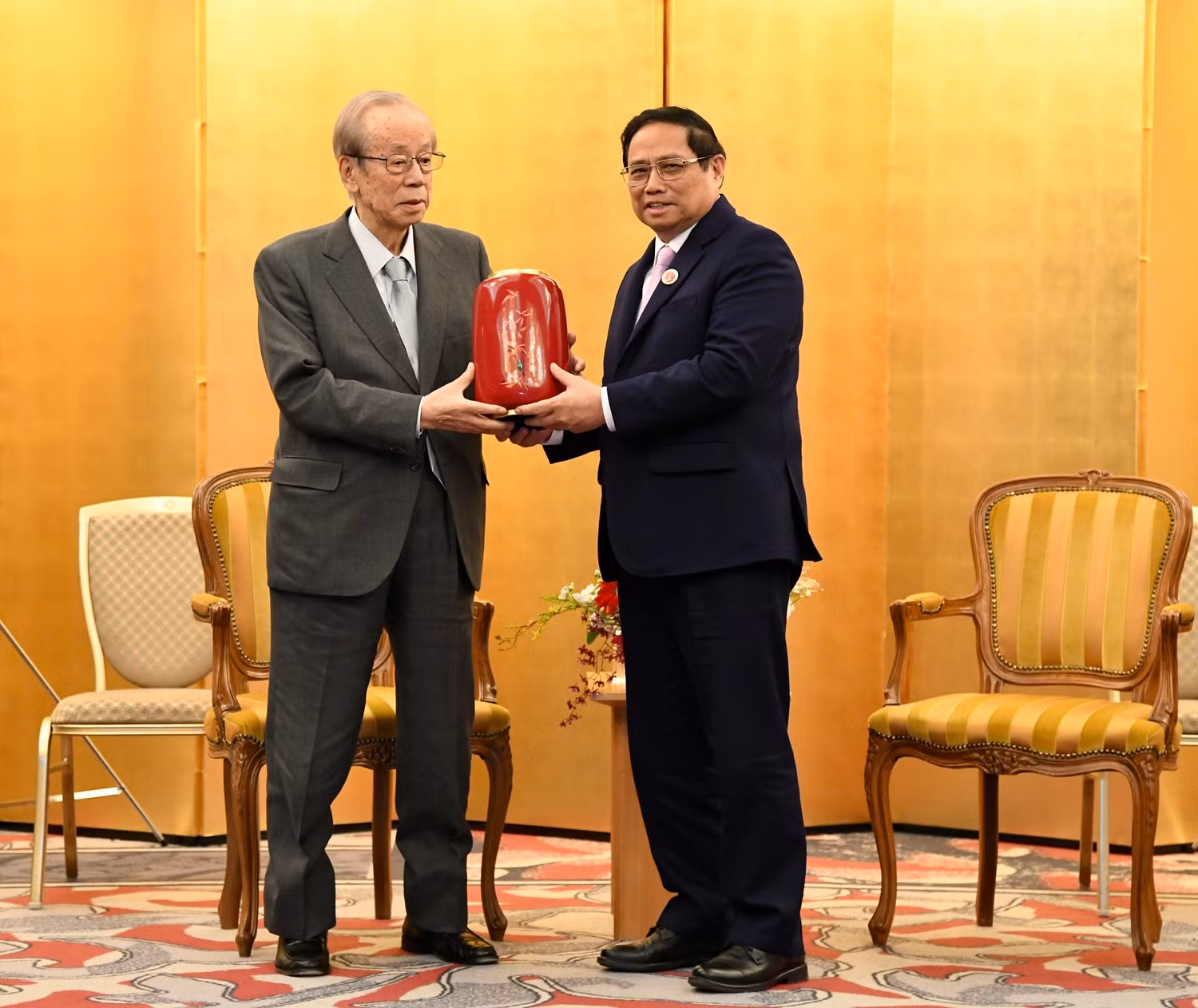 Thủ tướng Phạm Minh Chính tặng cựu Thủ tướng Fukuda Yasuo quà lưu niệm.