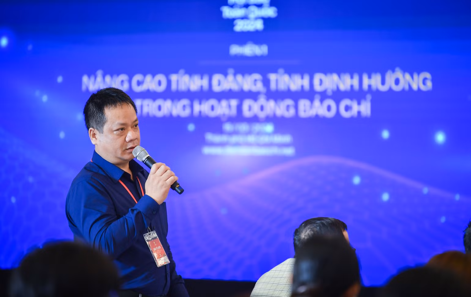 Nhà báo Phạm Song Hà, Trưởng Ban Chính trị-Xã hội, Báo Nhân Dân điều phối phiên thảo luận.