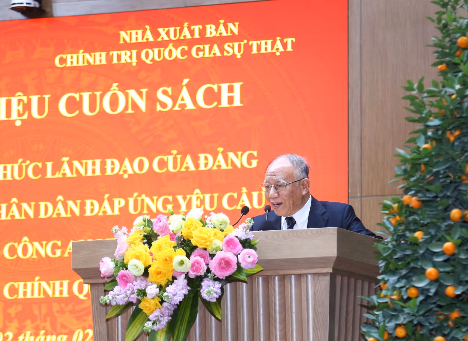 GS, TS Hoàng Chí Bảo, nguyên Ủy viên Hội đồng Lý luận Trung ương phát biểu cảm nghĩ về nội dung cuốn sách.