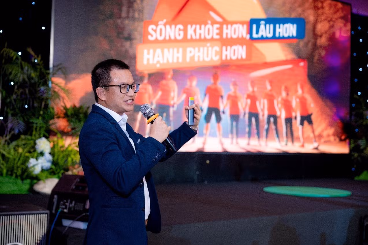 AIA Việt Nam muốn nhân viên, đại lý của mình đồng hành cùng khách hàng trên hành trình sống Khỏe hơn, Lâu hơn, Hạnh phúc hơn. AIA Việt Nam muốn nhân viên, đại lý của mình đồng hành cùng khách hàng trên hành trình sống Khỏe hơn, Lâu hơn, Hạnh phúc hơn.