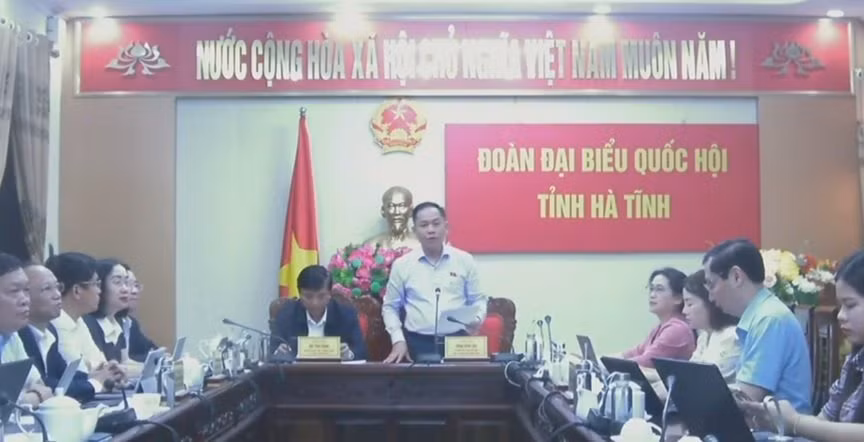 Đại biểu Trần Đình Gia đặt câu hỏi chất vấn từ điểm cầu Hà Tĩnh.