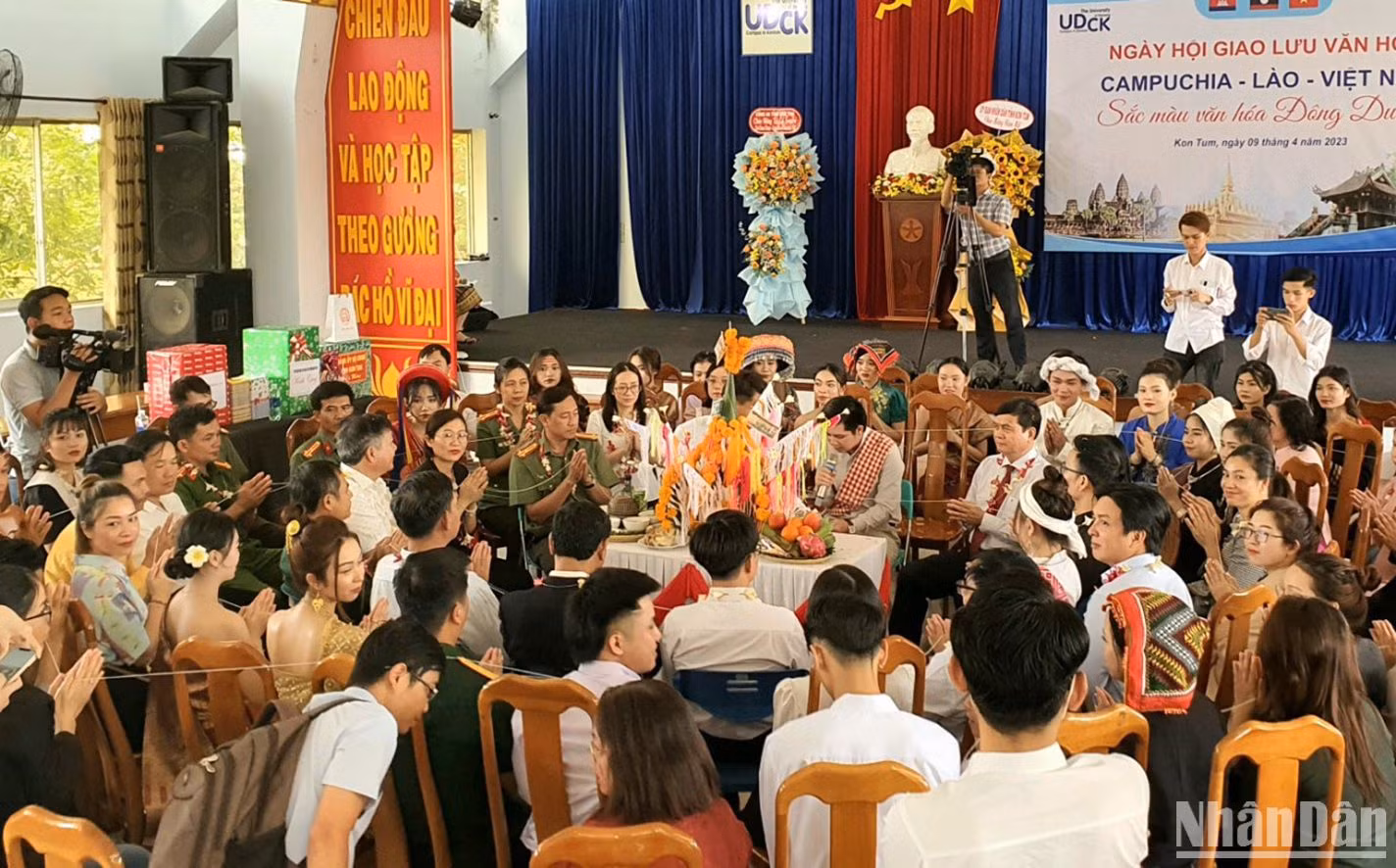 Thực hiện nghi thức cầu phúc cho đại biểu, khách mời. Thực hiện nghi thức cầu phúc cho đại biểu, khách mời.